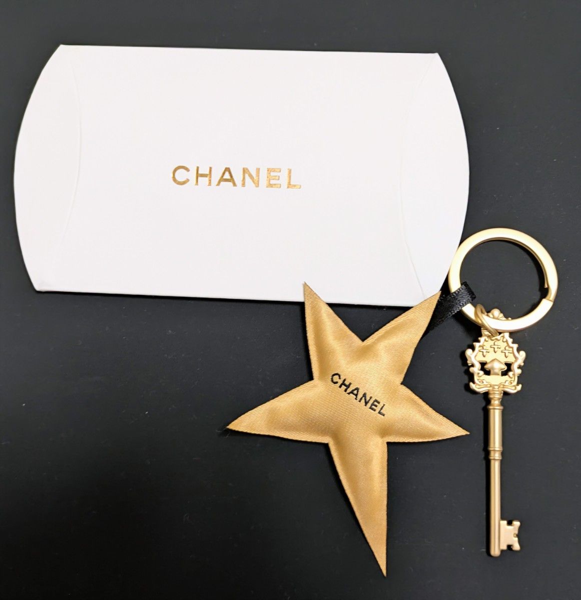 シャネル 非売品ノベルティ ストラップ キーホルダー チャーム 新品未使用】CHANEL お星さまと鍵 キーホルダー チャーム
