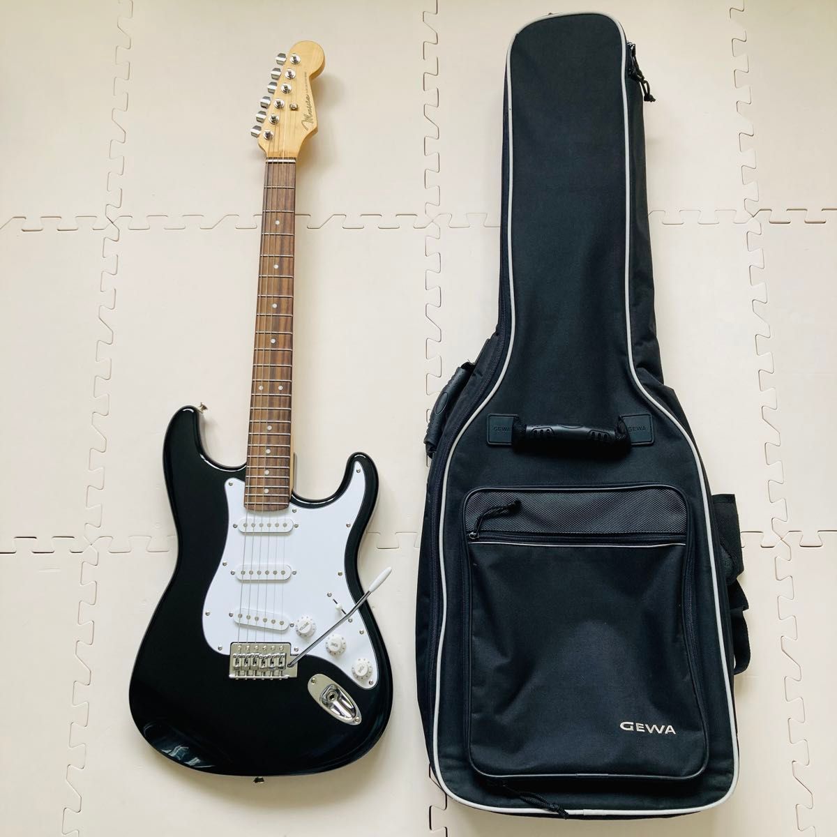 極上品 mavis メイビス エレキギターIBANESソフトケース付き Mavis メイビス エレキギター ストラトキャスター ブラック