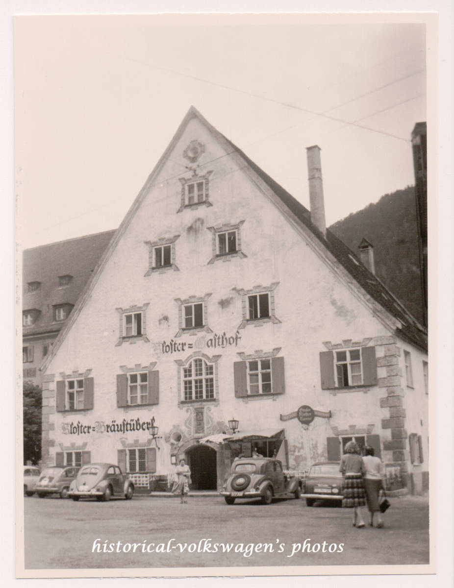 ドイツ 古い写真 空冷 フォルクスワーゲン ビートル：いかにもドイツの古い建物の前に停まるスプリットウィンドウ！！_画像1