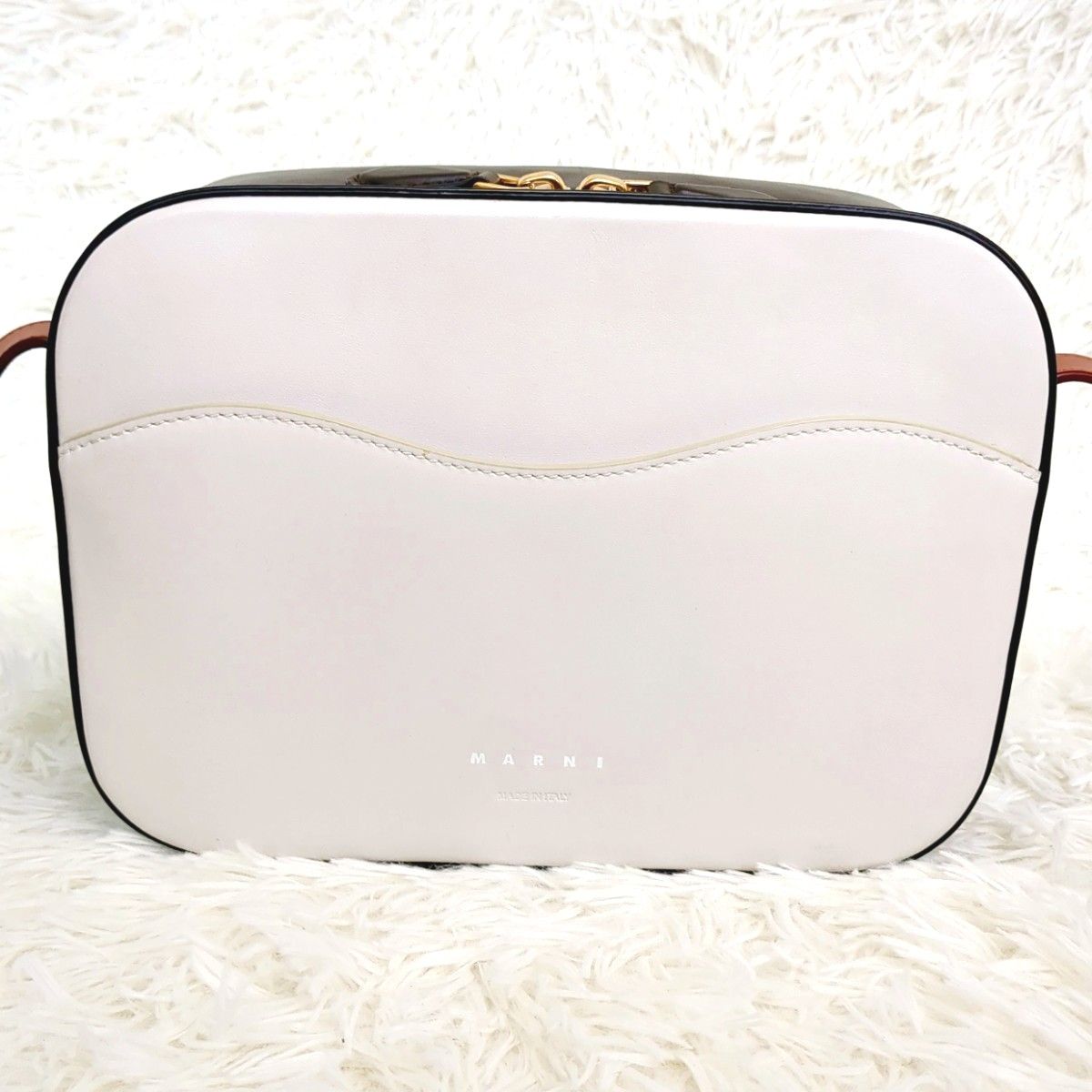 【SALE】MARNI ロゴパッチショルダーバッグ カメラバッグ UNISEX 未使用級 マルニ レザーショルダーバッグ カメラバッグ バイ