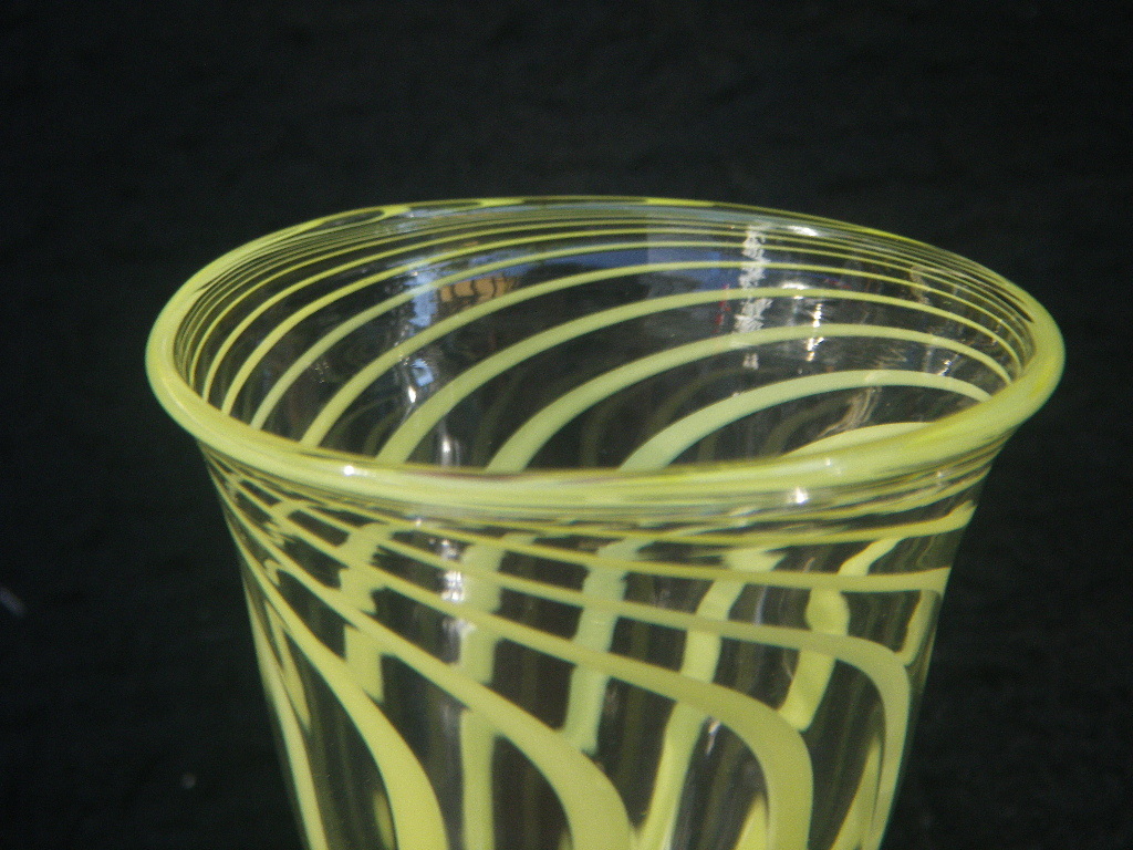 僅か37グラム　アンティーク　グラス　工芸ガラス　吹き硝子　antique　austria_上淵歪みあり。
