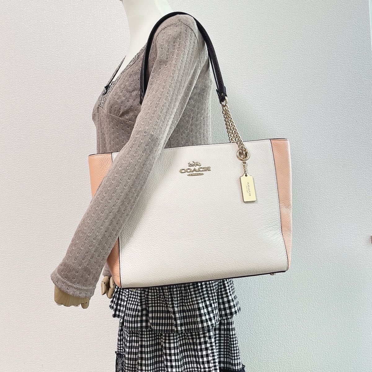 美品★COACH コーチ トートバッグ 肩掛け ベージュ系 チャーム付き 大容量 COACH コーチ トートバッグ 肩掛け レザー 本革 チェーン