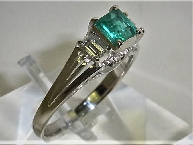 [ Tokyo . middle pawnshop .. san ]Pt900 platinum ring ring emerald 0.57ct angle diamond 2 pieces 0.31ct