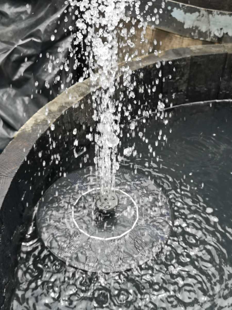 危険なポリマー蓄電池を使用していない浮き型ミニソーラー噴水 ミニ噴水スペシャルセット ソーラー電源 濾過装置搭載 ソーラーパネル 省エネ 電気代不要 お庭のプチ噴水つくりに最適 噴水の最大高45cmまで 池でも使えるソーラー池ポンプ 送料無料