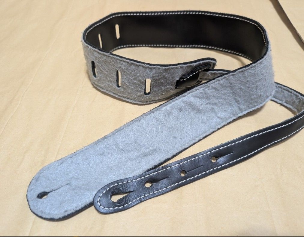 桜井着 Martin マーチン レザーギターストラップ ブラック 遺品整理品 Martin マーチン レザーギターストラップ ブラック