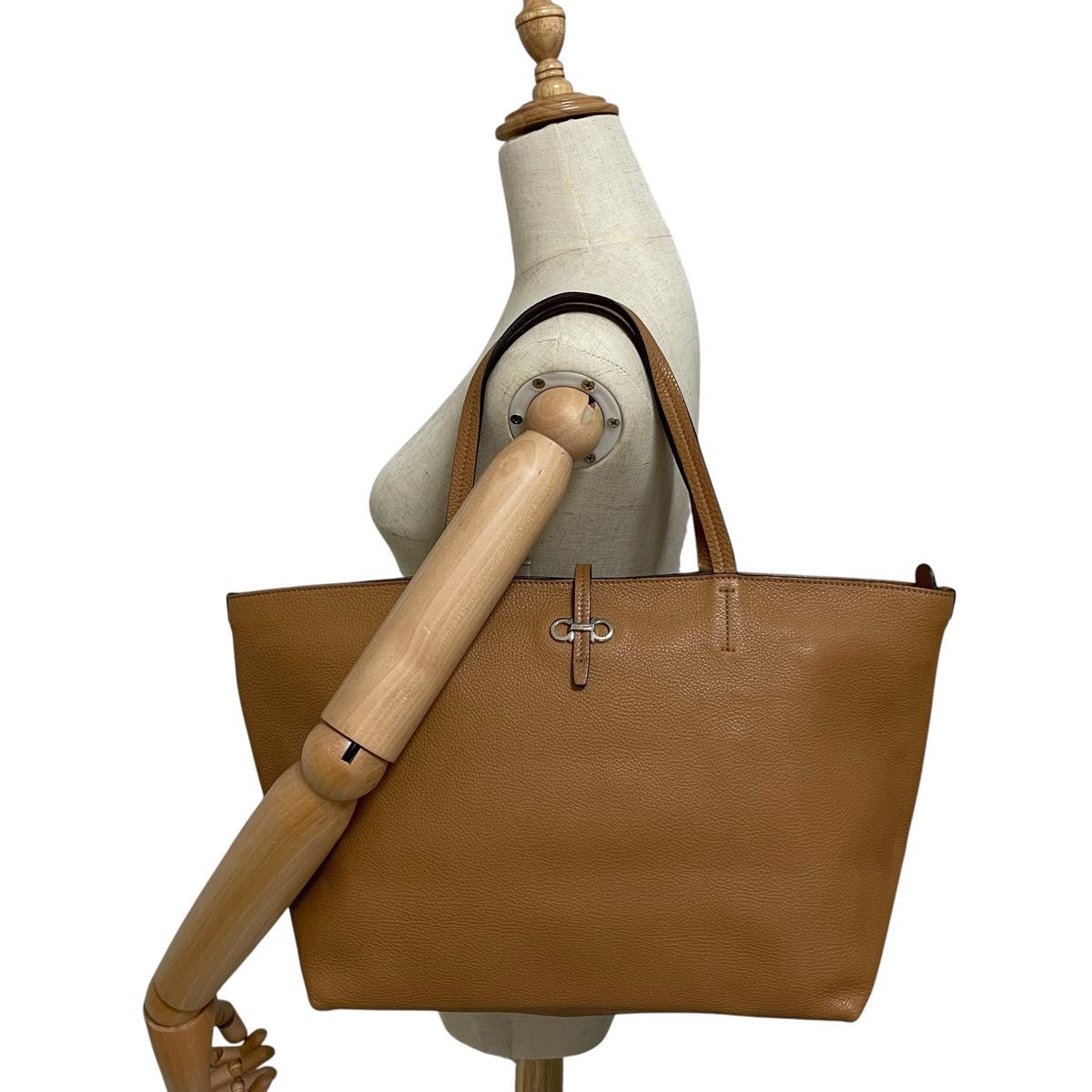 美品 フェラガモ トートバッグ レザー A4収納可 肩掛け 焦茶色 大容量 人気 美品】A4可 Ferragamo フェラガモ トートバッグ オールレザー 本