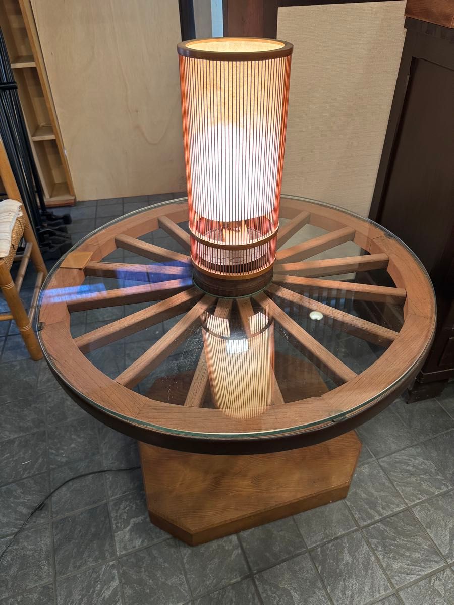 車輪テーブル 一輪車　ランプ付きガラステーブル 昭和レトロ 木製 馬車輪テーブル 一輪車 ランプ付きアンティークテーブル 昭和レトロ ガラス