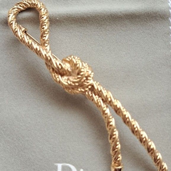 美品 ✨ Dior ディオール ブローチ リボン ロープ 縄 ゴールド 美品 クリスチャンディオール ブローチ リボン ロープモチーフ