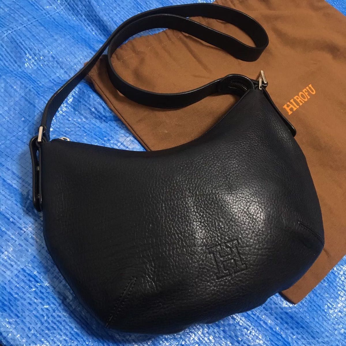 お値引き☘️HIROFU ヒロフ ワンショルダーバッグ ブルー系 シボ革 ロゴ HIROFU ヒロフ ソーロ ワンショルダーバッグ 2way シボ革 Hロゴ