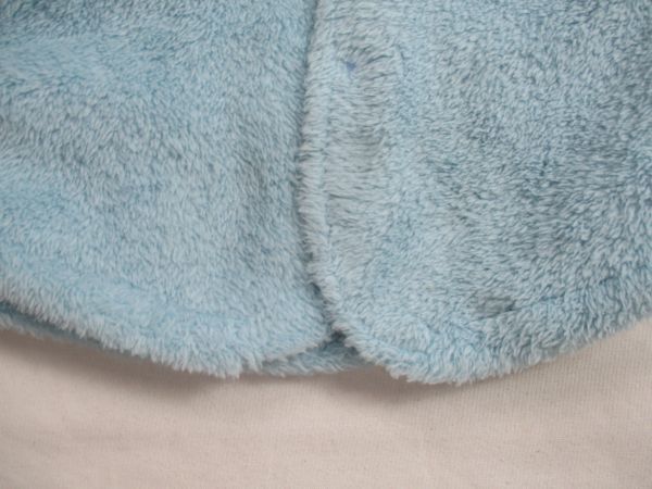 SF129【TOPVALU】新品　ベビー　TV　ボア　フリース　マント　女児　淡青　60　