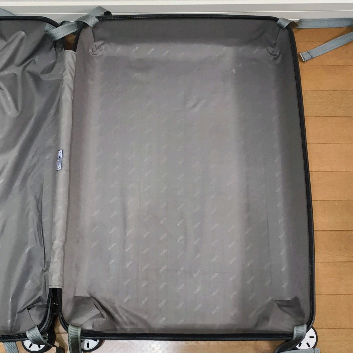 リモワ サルサ 104L シルバー 最大容量 スーツケース TSA RIMOWA リモワ サルサ キャリーケース グレー 4輪 TSA 104L