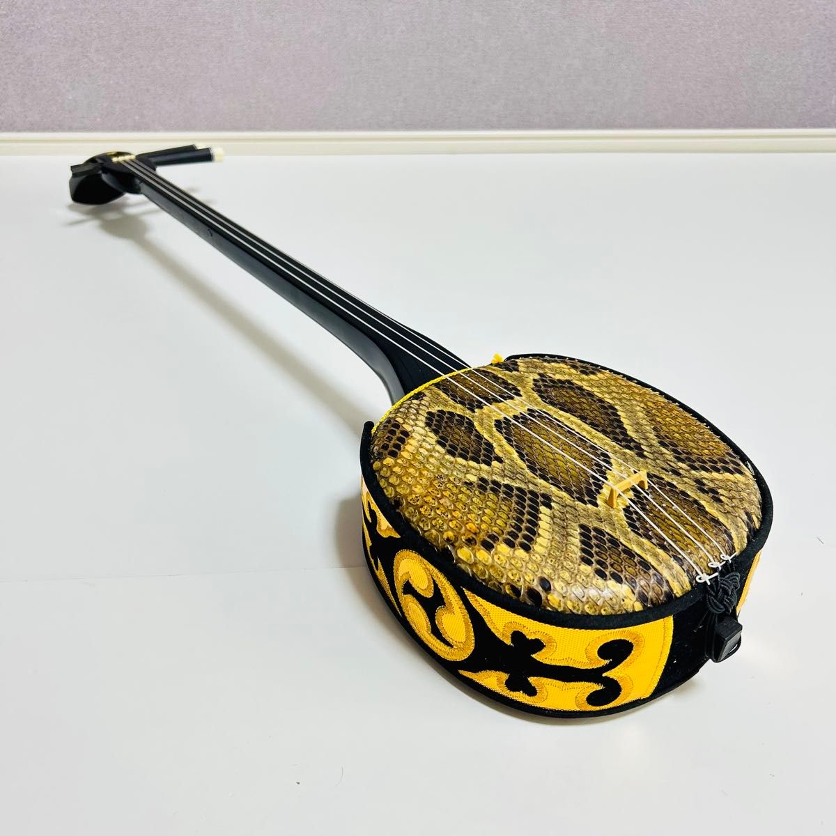 沖縄三線 本皮 蛇皮 ケース付き 298 高級 沖縄三線 蛇革 本革 黒漆黒 ソフトケース付き 弦楽器