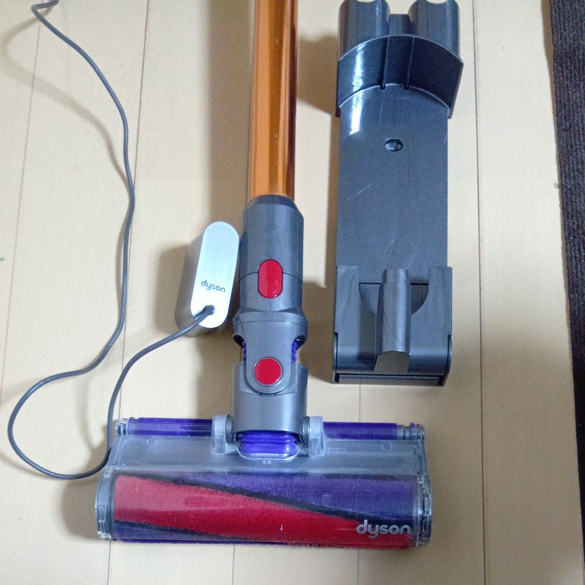 Dyson sv11コードレスクリーナー 充電器付き クリーニング済み 送料込 静かで パワフル dyson SV11コードレスクリーナー 充電器