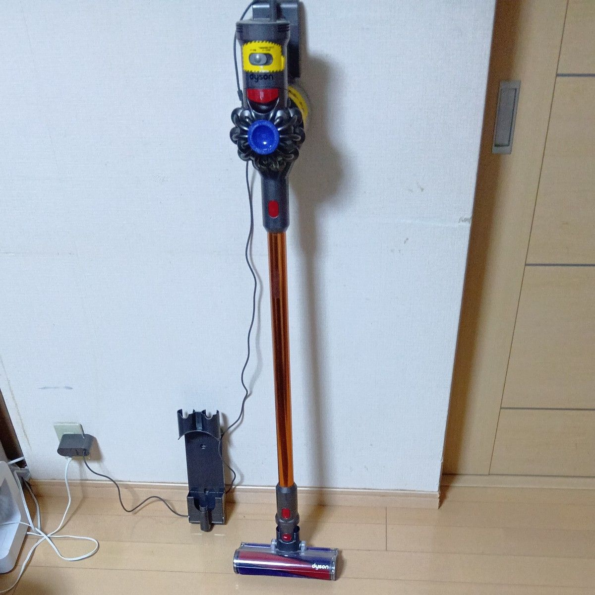 Dyson sv11コードレスクリーナー 充電器付き クリーニング済み 送料込 静かで パワフル dyson SV11コードレスクリーナー 充電器