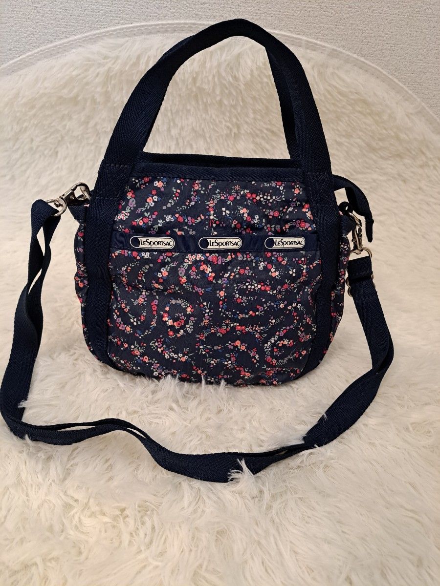 【新品】レスポートサック花柄型押し2WAYショルダーバッグ ネイビー 美品 レスポートサック 2wayショルダーバック 小花柄 ネイビー系