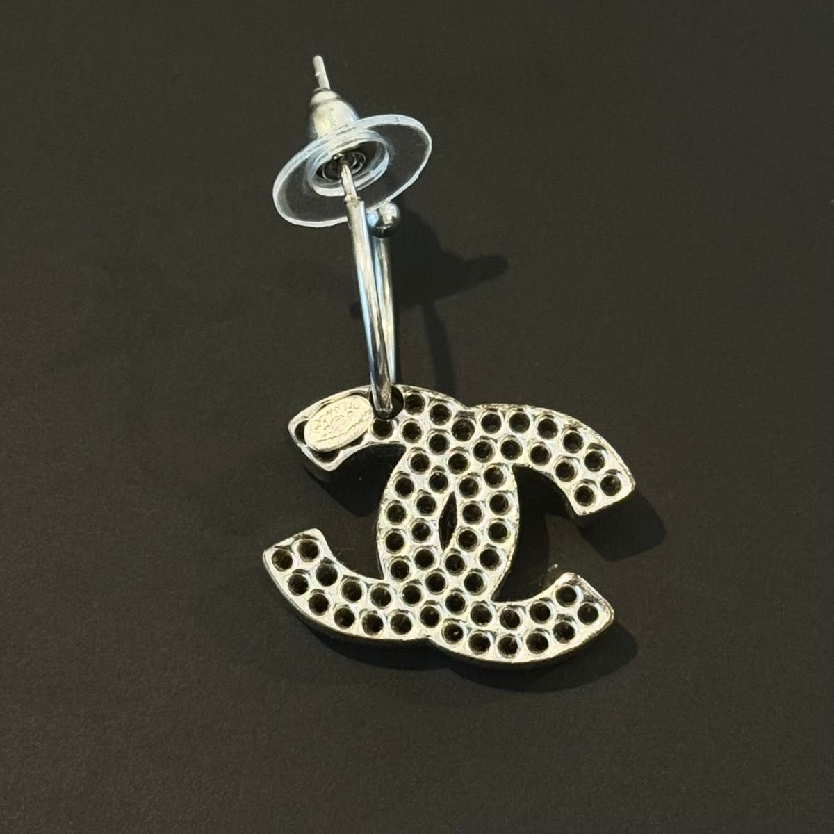 激レア✨ シャネル ピアス ココマーク パンチング 05V 片耳のみ CHANEL シャネル ココ パンチング ピアス 03P 片耳|Yahoo