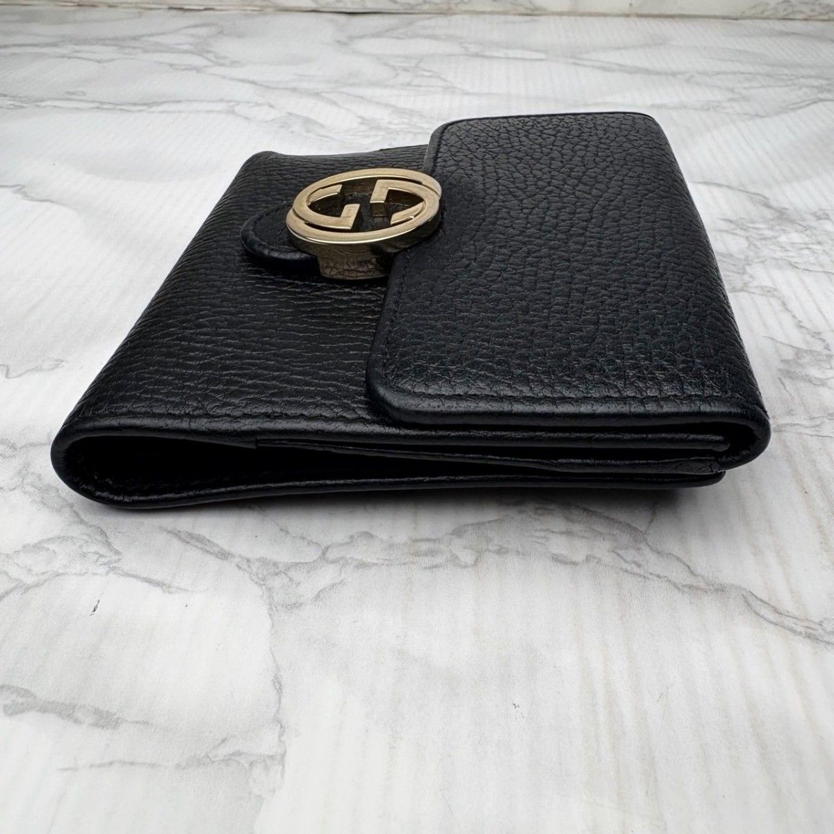 美品 GUCCI 二つ折り財布 黒 インターロッキング 本革 ゴールドロゴ 09 極美品 GUCCI グッチ 二つ折り財布 ブラック レザー インター