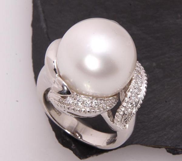 { pawnshop exhibition }Pt900* large White Butterfly pearl. ring *C-2687