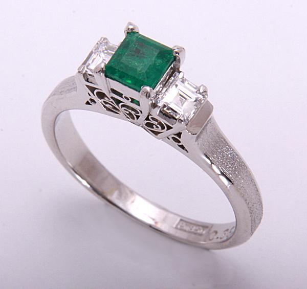 《質屋出品》Pt900★天然エメラルド0.36ct+ダイアモンドリング★C-4418