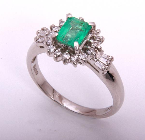人気満点 《質屋出品》Pt900★天然エメラルド0.5ct+ダイアモンドリング★C-4152 エメラルド 人気満点 《質屋出品》Pt900★天然エメラルド0.5ct+ダイアモンドリング★C-4152 エメラルド