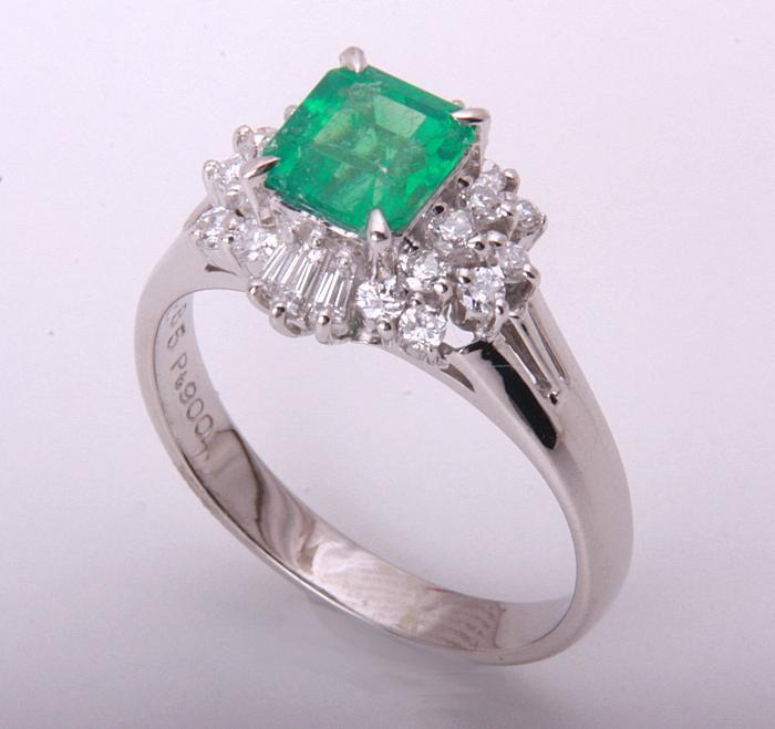 質屋出品》Pt900☆天然エメラルド0.85ct+ダイアモンドリング☆C-4221-