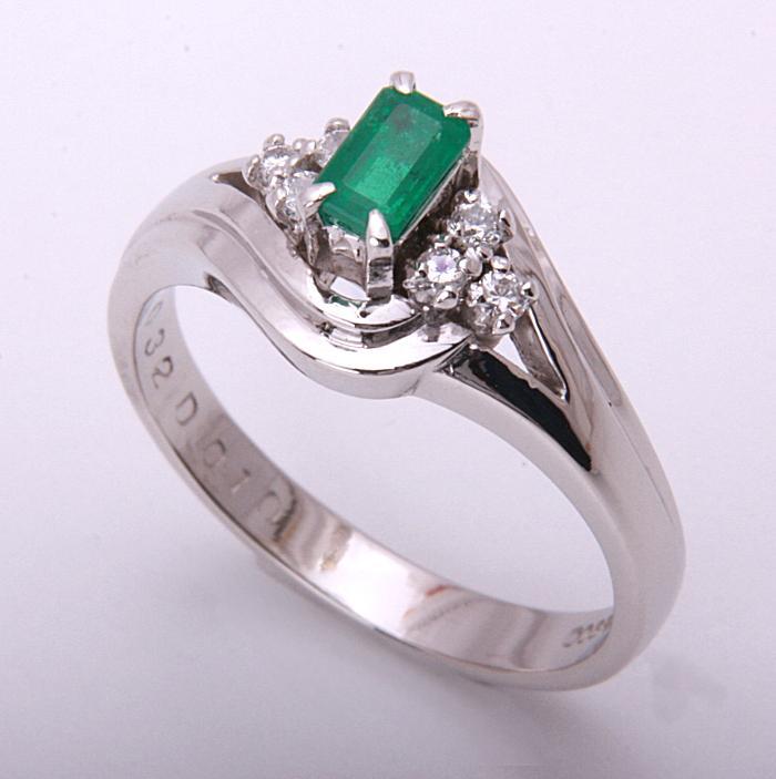 《質屋出品》Pt900★天然エメラルド0.32ct+ダイアモンドリング★C-4250_画像1