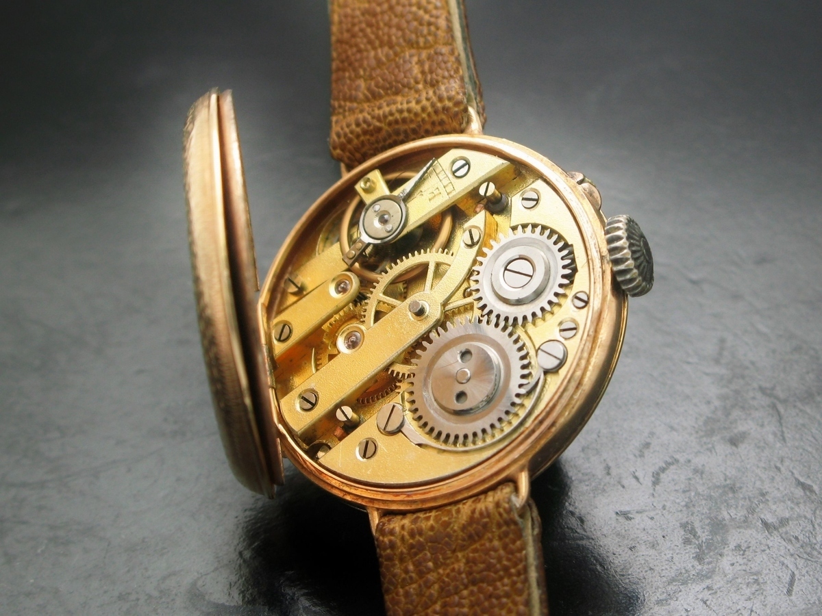 希少品　アンティーク　14K 金無垢 手彫りの彫金 初期の時代の腕時計 　スイス製 1900-1920年頃製 