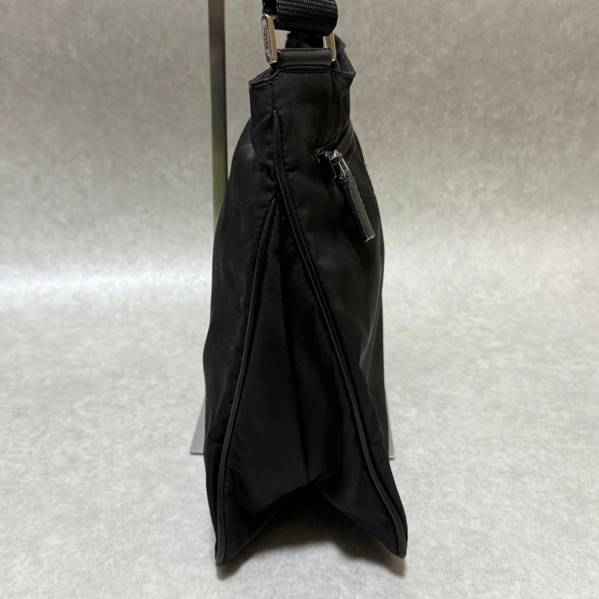 プラダ ショルダーバッグ 三角プレート ナイロン レザー シボ革 黒 斜め掛け PRADA】プラダ ショルダーバッグ 三角ロゴ サフィアーノレザー