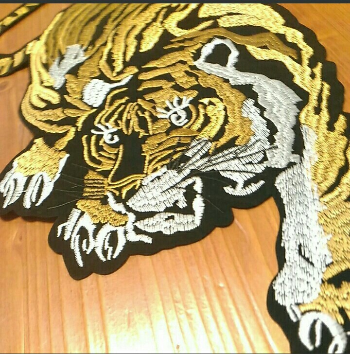  金色 虎　アイロン 刺繍 ワッペン　tiger　寅