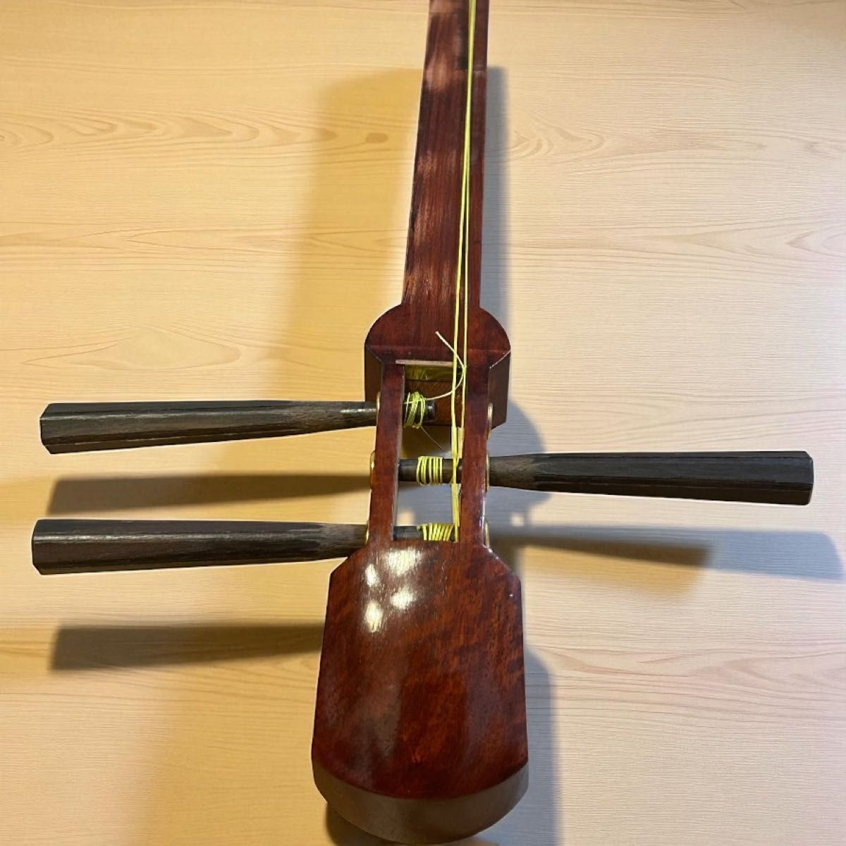 H)三味線 紅木 和楽器 弦楽器 付属品多数 ハードケース付き 長唄三味線 紅木棹 猫皮張り 猫皮