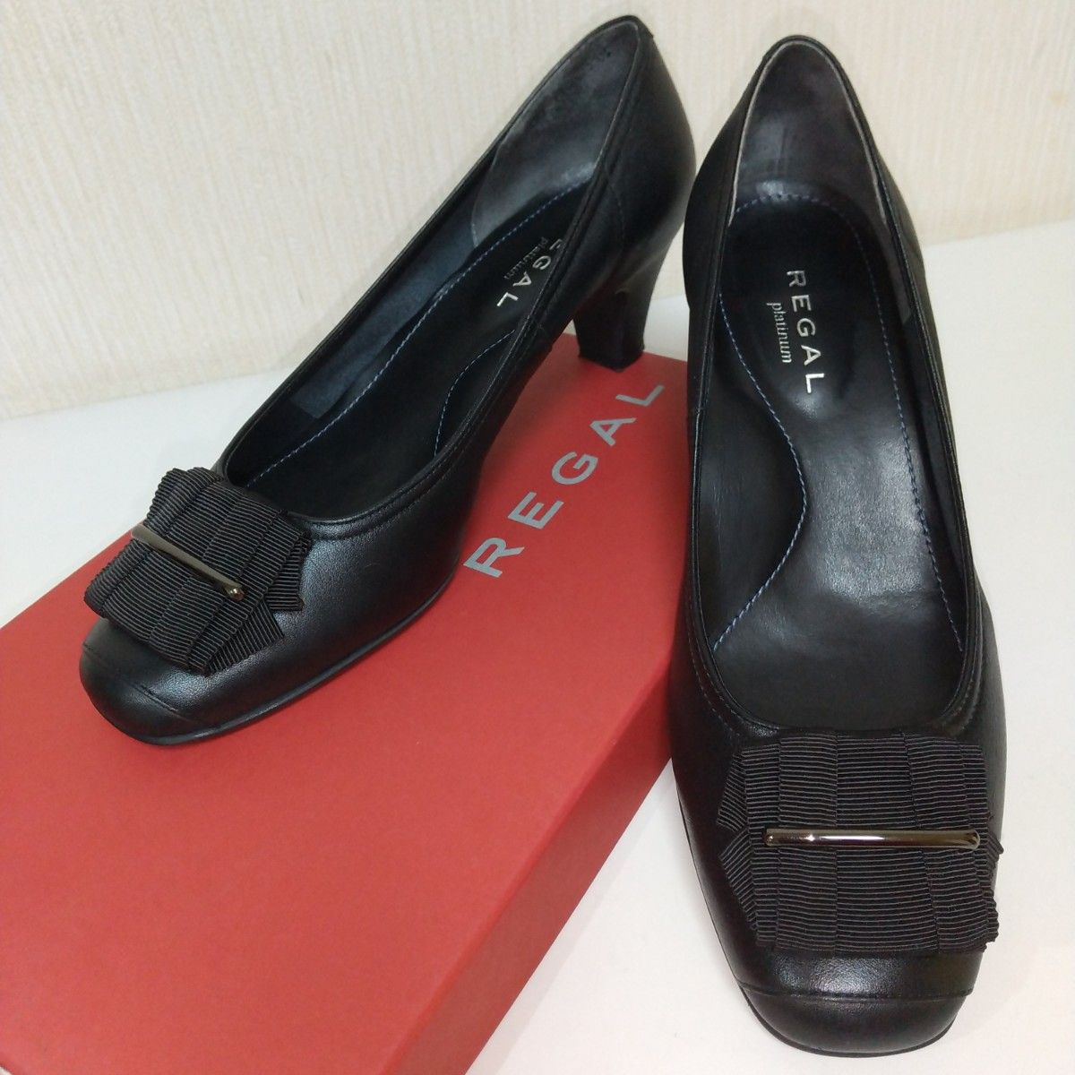 美品REGAL Platinum 黒レザーパンプス 23.5㎝ 概ね美品】REGAL platinum 本革パンプス ミドルヒール 23 5cm