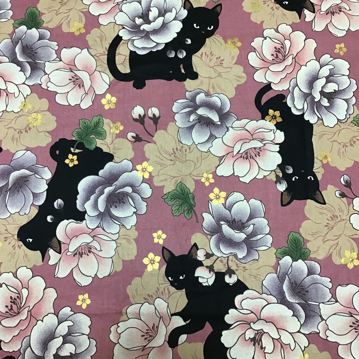 黒猫と牡丹　キルトゲイト 百花繚乱　ピンク