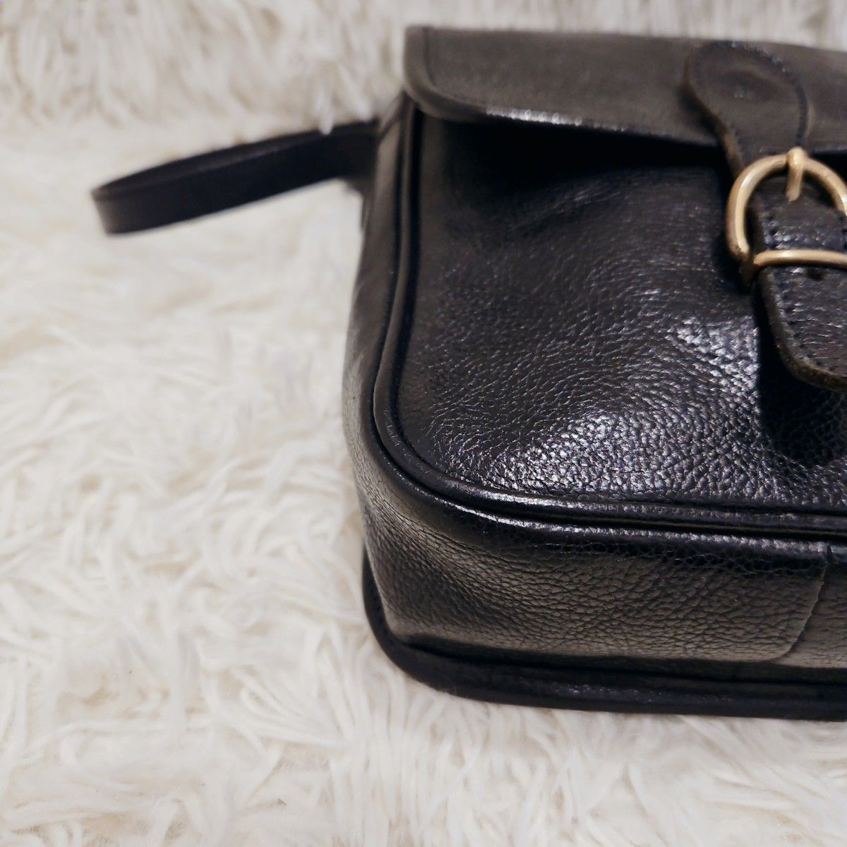 極美品✨イルビゾンテ ショルダーバッグ サコッシュ オールレザー ロゴ 刻印 黒 イルビゾンテ ショルダーバッグ オールレ ザー ロゴ型押し
