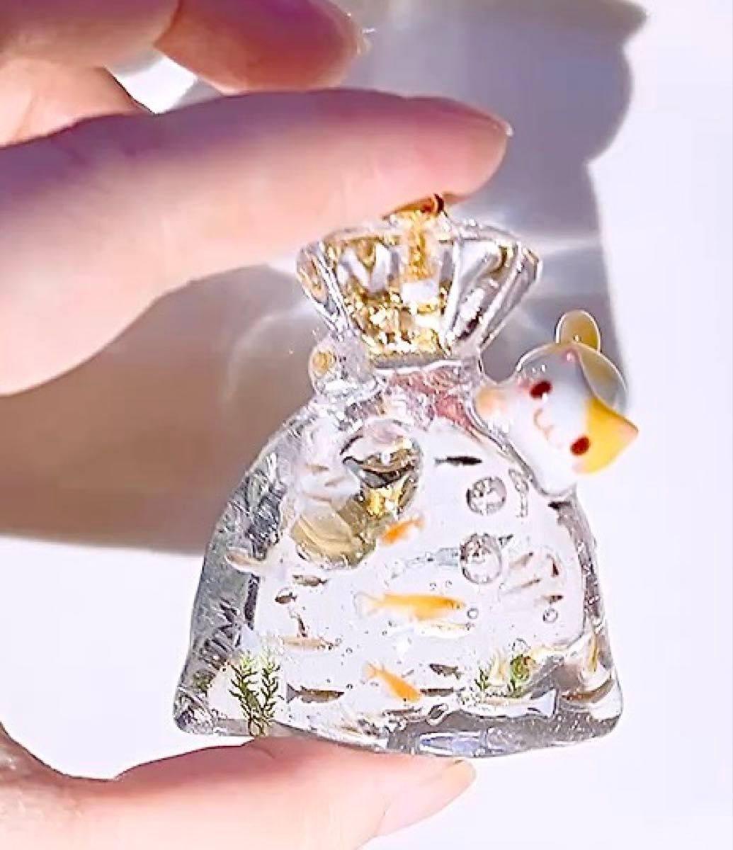 即買い◎ 再販×2 メダカ袋にじゃれつく三毛猫*涼しげ立体バッグチャーム 値下げ取置き質問不可