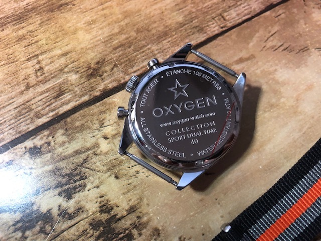 AK819 未使用同様 良デザイン OXYGEN オキシゲン SPORT DUAL TIME 40 デイデイト 純正ストライプナイロンベルト クオーツ メンズ 腕時計_裏蓋フィルム付き