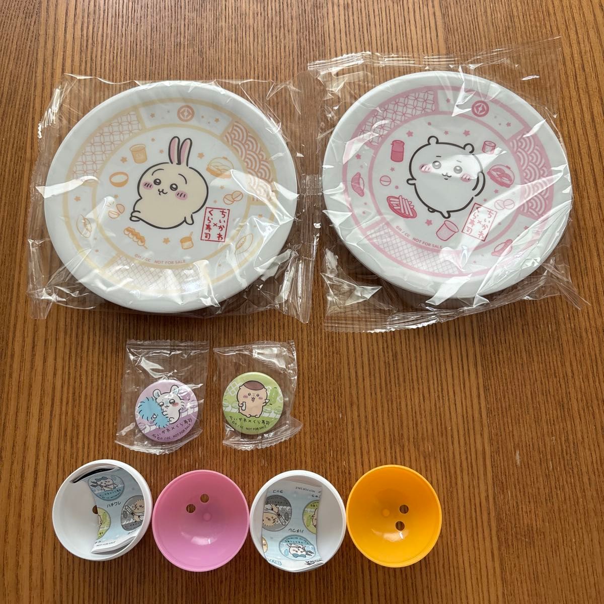 ちいかわくら寿司皿2枚缶バッチ5個フィギュア1個セット くら寿司 ちいかわコラボ 寿司皿 うさぎ 2枚 & ちいかわ缶バッジ