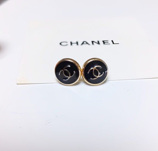ヴィンテージのボタンみたいなデザインが素敵 CHANEL ピアス ヴィンテージボタン シャネル ブラックミニピアス|Yahoo!フリマ