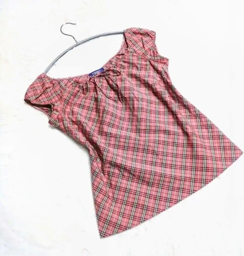 【新品】BURBERRY 日本製ノバチェック柄シルキータッチ 半袖パフスリーブ 美品 BURBERRY BLUE LABEL レッド系ノバチェック ブラウス