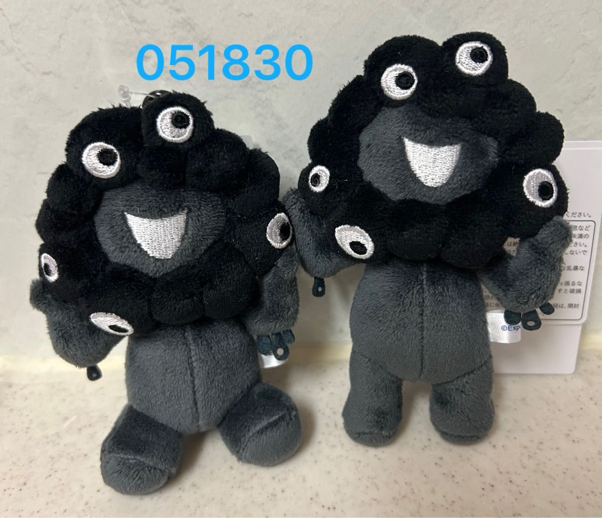 大阪万博 ミャクミャク ぬいぐるみ 黒 座り 立ち キーホルダー ブラック クーポン利用 黒ミャクミャク カラビナ付マスコット お座り 立ち
