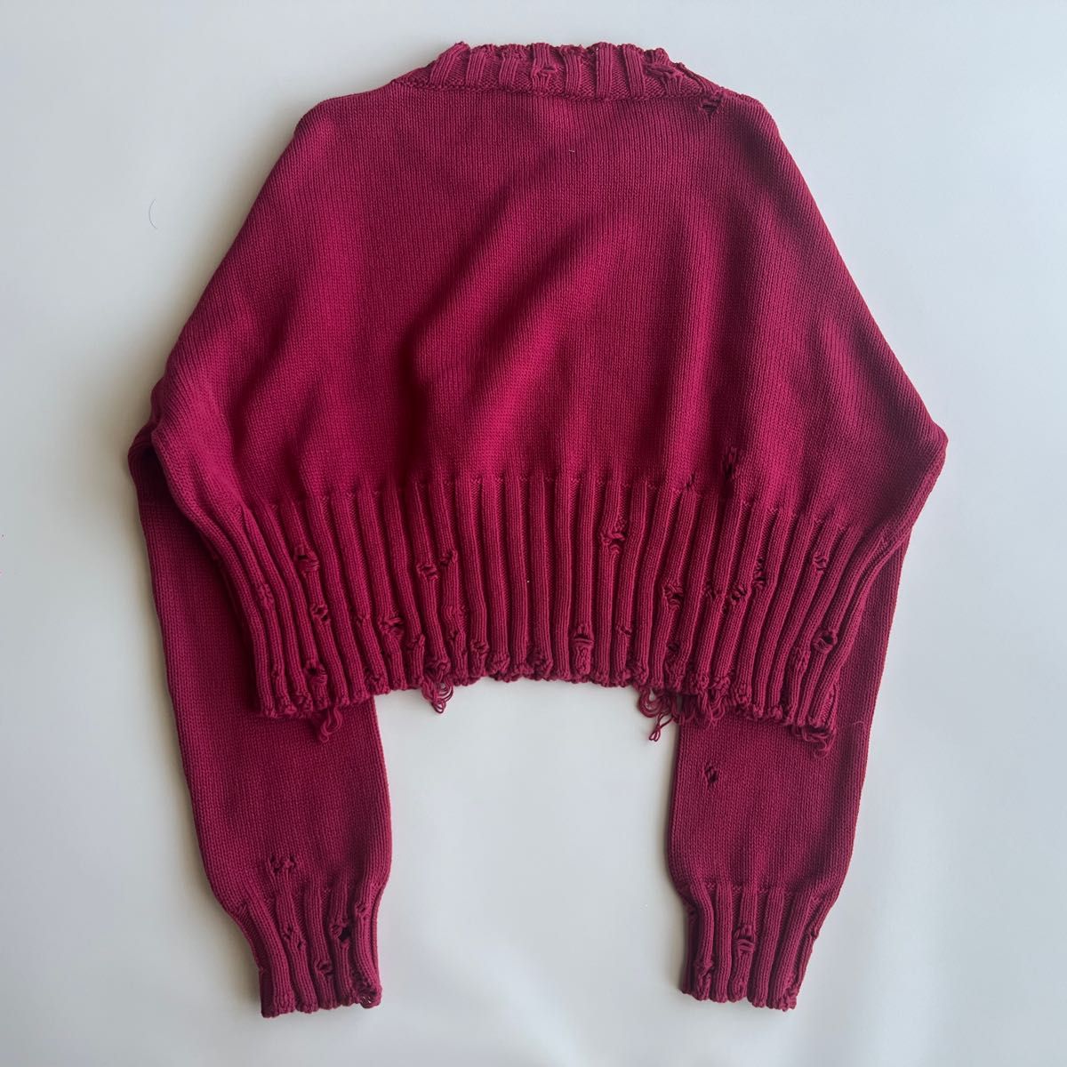 永野芽郁着用ニット MARNI スウェット クロップド丈 ビーズ刺繍ドローコード MARNI マルニ ロゴ刺繍 クロップド ダメージ ニット|Yahoo