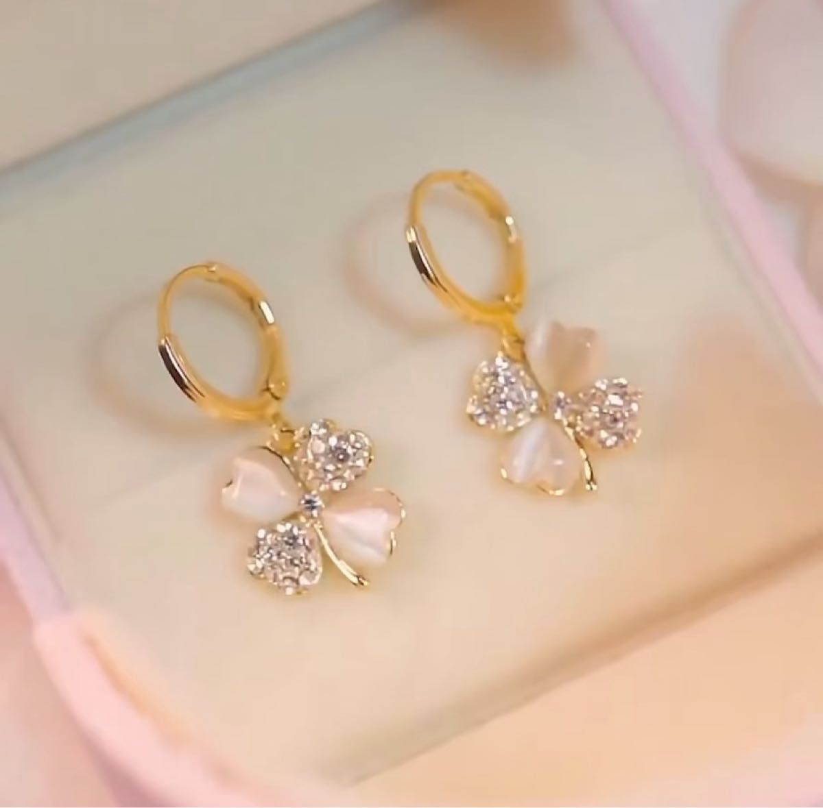 幸運の四つ葉クローバーピアス 天然石 シンプルデザイン ゴールド ギフト おしゃれ 上品 結婚式 ジュエリー 韓国 アクセサリー