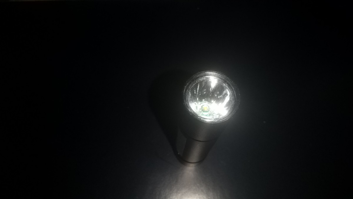 コンパクトな充電式LEDライト 懐中電灯　メイン3W