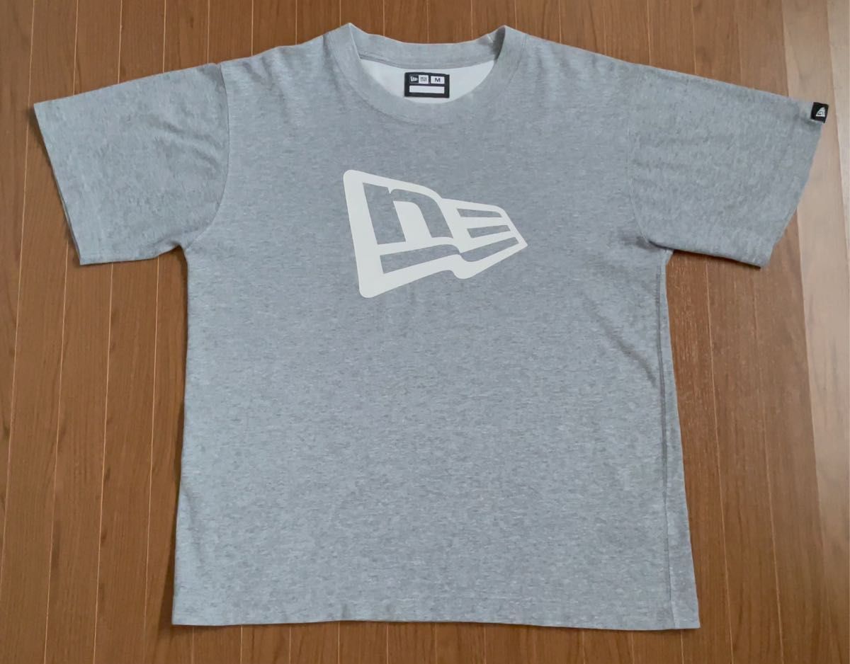 【送料無料】NEW ERA ニューエラ ロゴプリントTシャツ グレー メンズM 半袖 メンズTシャツ 半袖Tシャツ 灰
