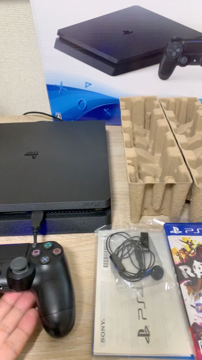 完品 SONY PlayStation4 ジェット・ブラック 500GB (CUH-2200AB01)美品とソフト(REGE2)