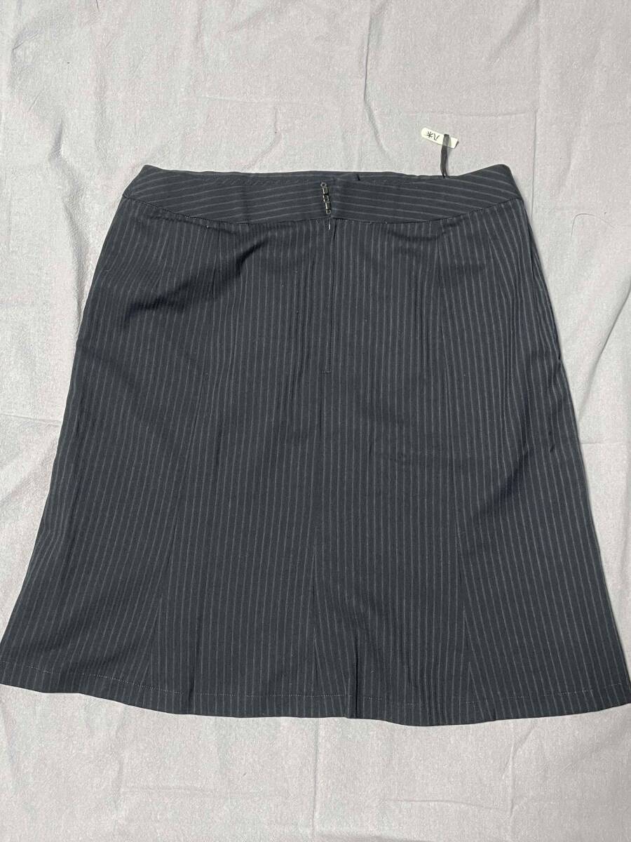 ※Cランク※【中古】SERVO_17号_後ろマーメイドスカート (紺系 ストライプ)GSKL1758/かわいい会社事務服/おしゃれOL制服 _画像3