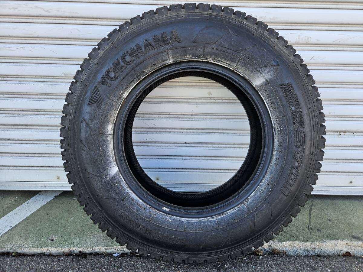 【10分イボ付 13.5mm】2013年 ヨコハマ SY01 205/85R16 117/115L LT スタッドレスタイヤ1本　/バリ山冬タイヤYOKOHAMA_画像1