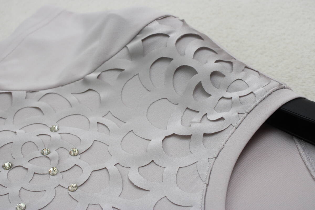 3-577 新品タグ付き ラインストーン付きカットワークＴシャツ 定価￥16,000＋稅