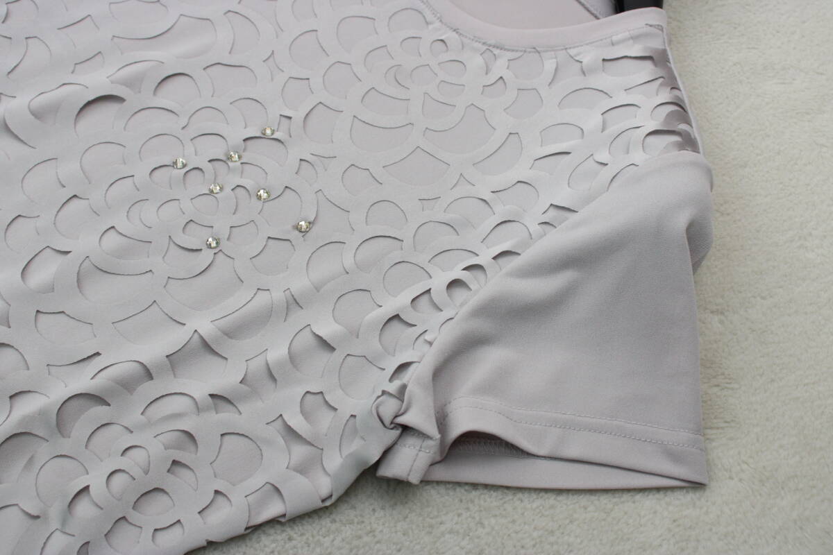 3-577 新品タグ付き ラインストーン付きカットワークＴシャツ 定価￥16,000＋稅