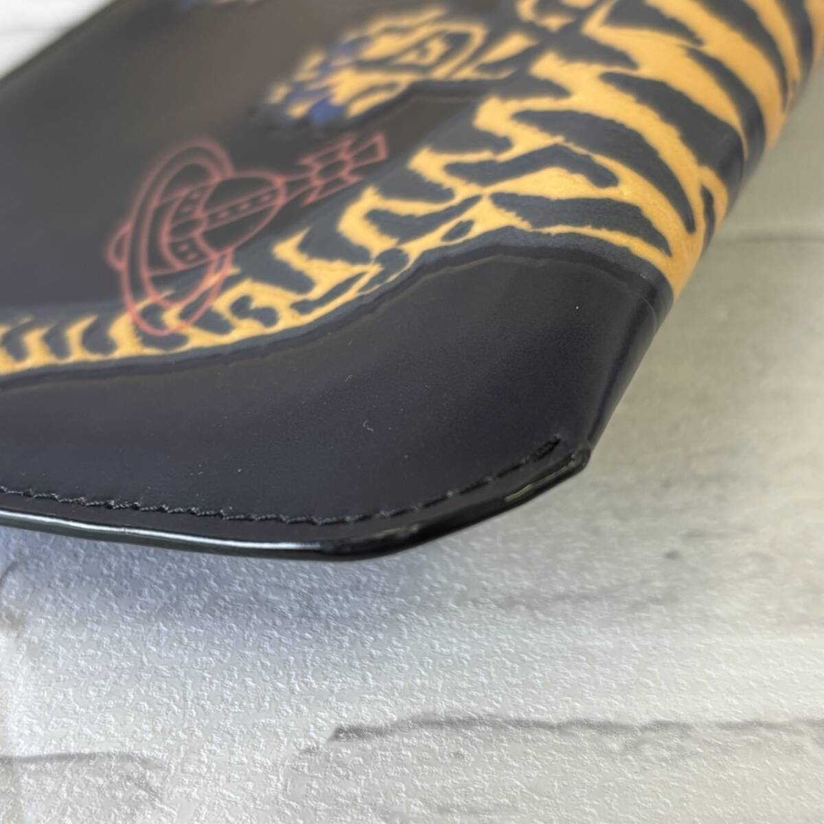 【TF0909？】Vivienne Westwood スマホケース スマホポーチ 虎？ 黒 巾著付き
