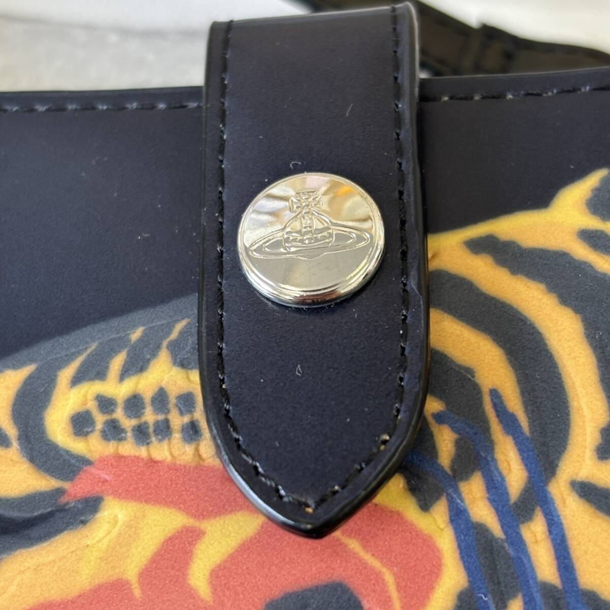 【TF0909？】Vivienne Westwood スマホケース スマホポーチ 虎？ 黒 巾著付き